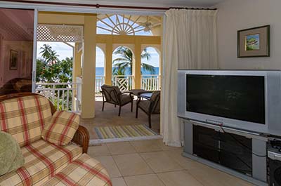 Mahi Mahi Suite: Living Room looking out to the Balcony