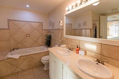 Mahi Mahi Suite: Master Bedroom En Suite Bathroom