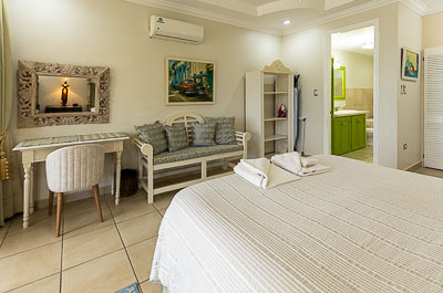 Queen Angel Suite: Bedroom 1